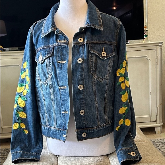 bagatelle Jackets & Blazers - BAGATELLE LEMMON EMBROIDERED BLUE DENIM JEAN JACKET SZ M